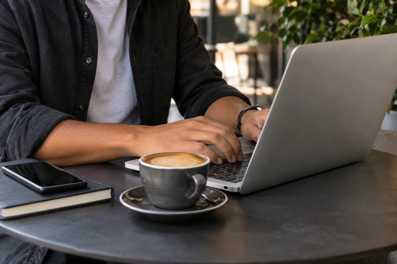 MacBook em um ambiente de uso cotidiano.